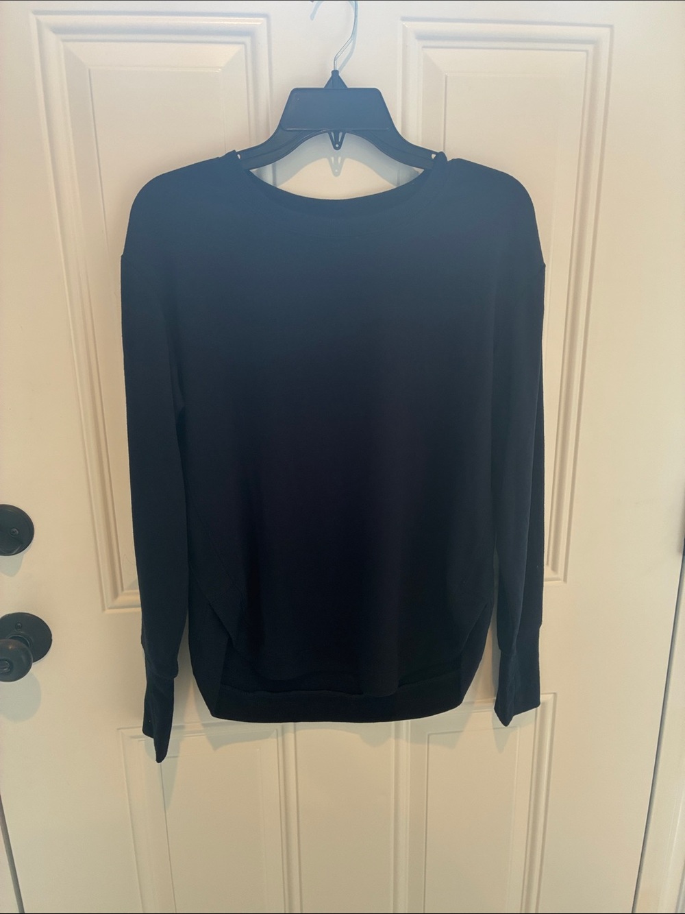 Women’s oversized navy blue crewneck
